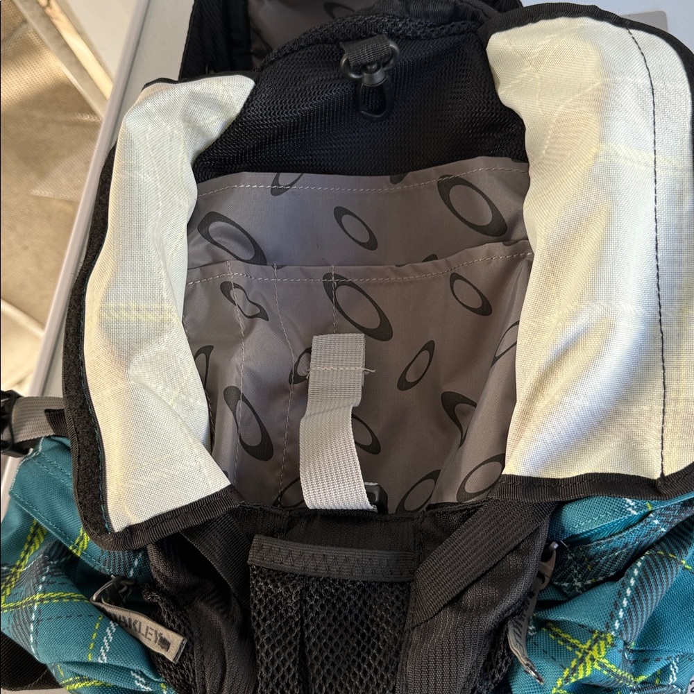 NEW OAKLEY SMALL ICON BACKPACK 92355-67M Aurora Blue RARE COLORWAY UNISEX - Picture 16 of 16